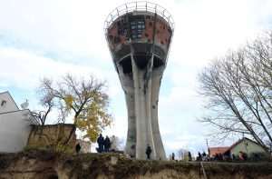34. GODIŠNJICA STRADANJA VUKOVARA: Državna izaslanstva položila vijence na Ovčari Vukovarski vodotoranj/ Foto: Hina