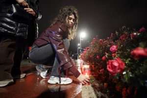 GRAĐANI HRVATSKE ODAJU POČAST GRADU HEROJU: "I reći ću vam samo još jednu stvar - zapamtite Vukovar" Paljenje svijeća za Vukovar u Zagrebu/ Foto: Hina