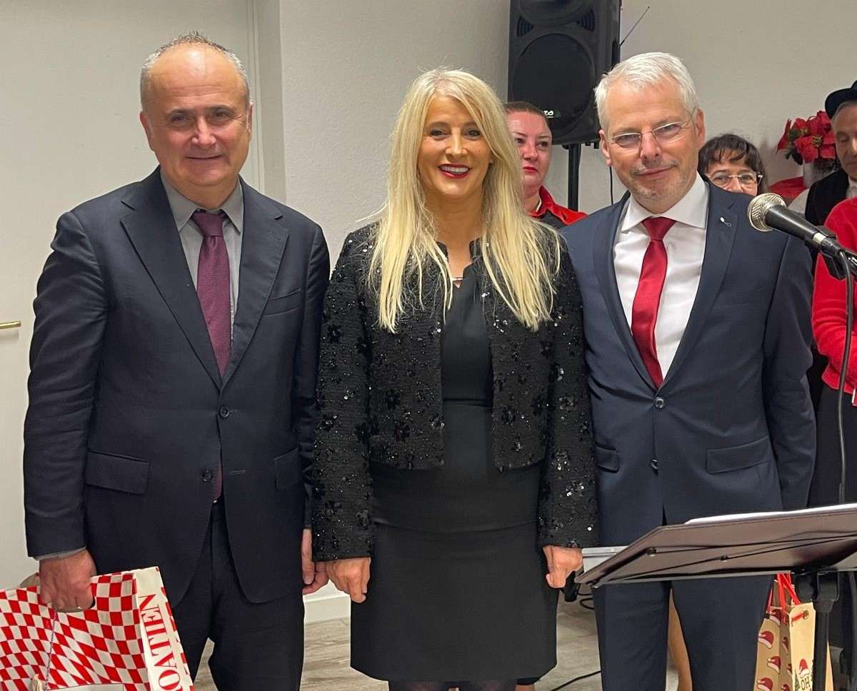 BOŽIĆNI DOMJENAK U HKZ MAINZ: Okupili se članovi zajednice i njihovi njemački prijatelji Gordan Bakota, Jasna Ačkar i Viktor Piel / Foto: Fenix (MD)