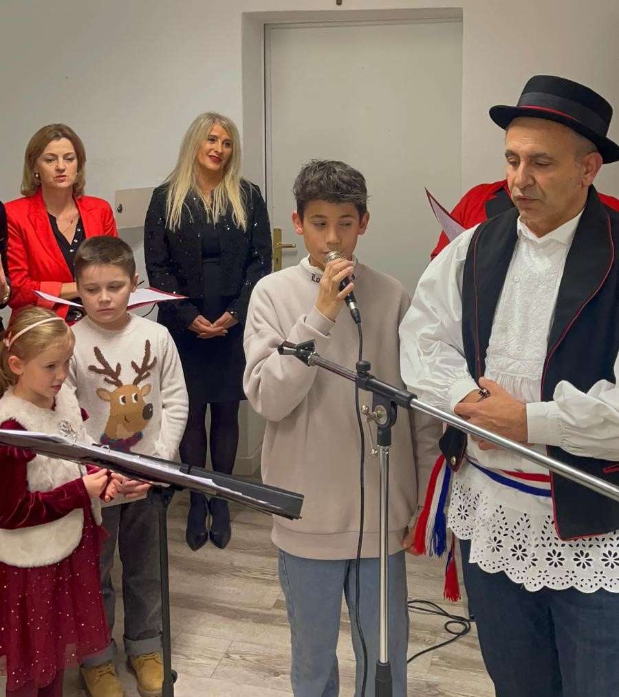BOŽIĆNI DOMJENAK U HKZ MAINZ: Okupili se članovi zajednice i njihovi njemački prijatelji Božićni domjenak u HKZ Mainz / Foto: Fenix (VA)