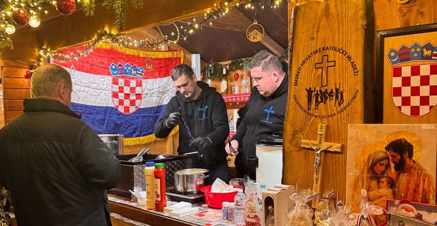 Adventska kućica Hrvatskih katoličkih zajednica Nagolda, Freudenstadta i Calwa na Weihnachtsmarktu u Freudenstadtu / Foto: Fenix (Željko Baković)