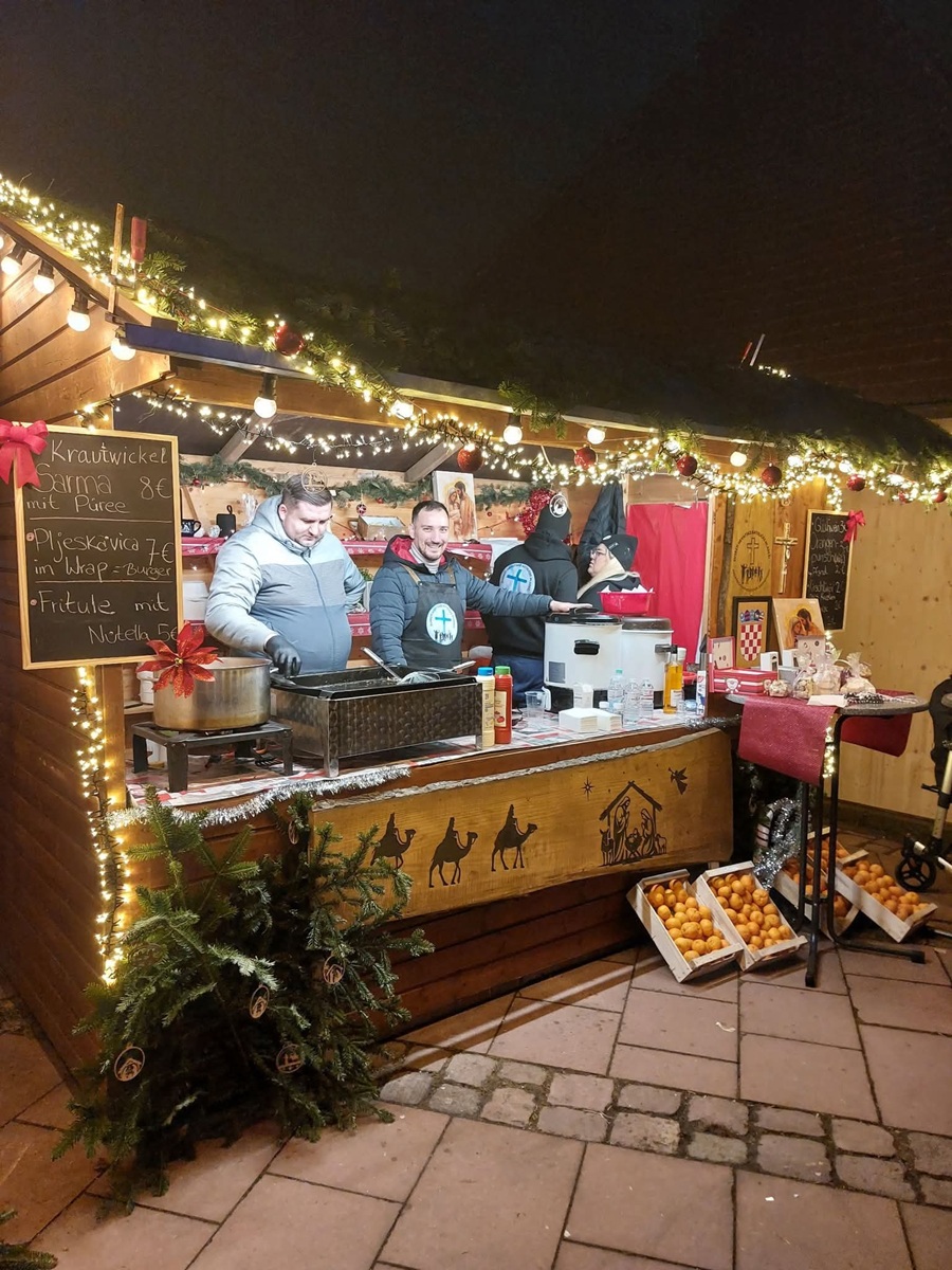 PREKO 1.700 POSJETITELJA: Hrvatske katoličke zajednice uspješno organizirale prvi božićni sajam u Freudenstadtu Adventska kućica Hrvatskih katoličkih zajednica Nagolda, Freudenstadta i Calwa na Weihnachtsmarktu u Freudenstadtu / Foto: Fenix (Željko Baković)