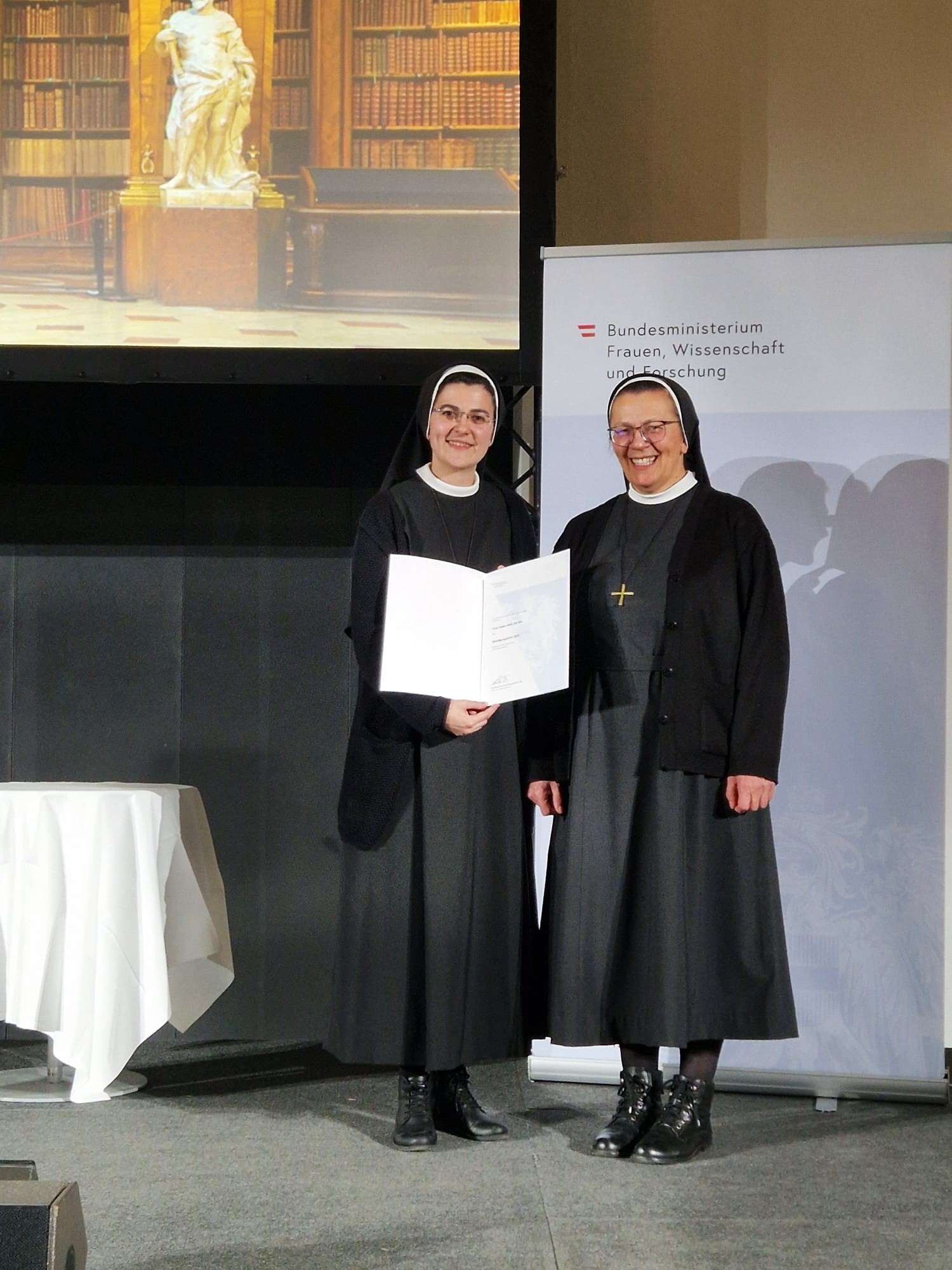 S. Josipa Pavla Jakić (lijevo) s nagradom/ Foto: Privatna arhiva (Josipa Pavla Jakić)