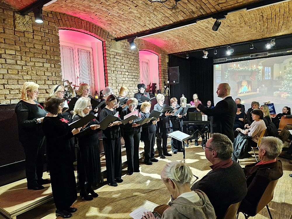 BOŽIĆNI KONCERT: Zbor “Otvorena srca” i Klapa “Staro vino” oduševili bečku publiku Zbor „Otvorena srca“