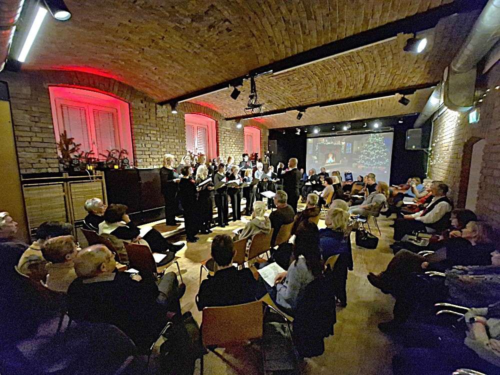 BOŽIĆNI KONCERT: Zbor “Otvorena srca” i Klapa “Staro vino” oduševili bečku publiku Publika