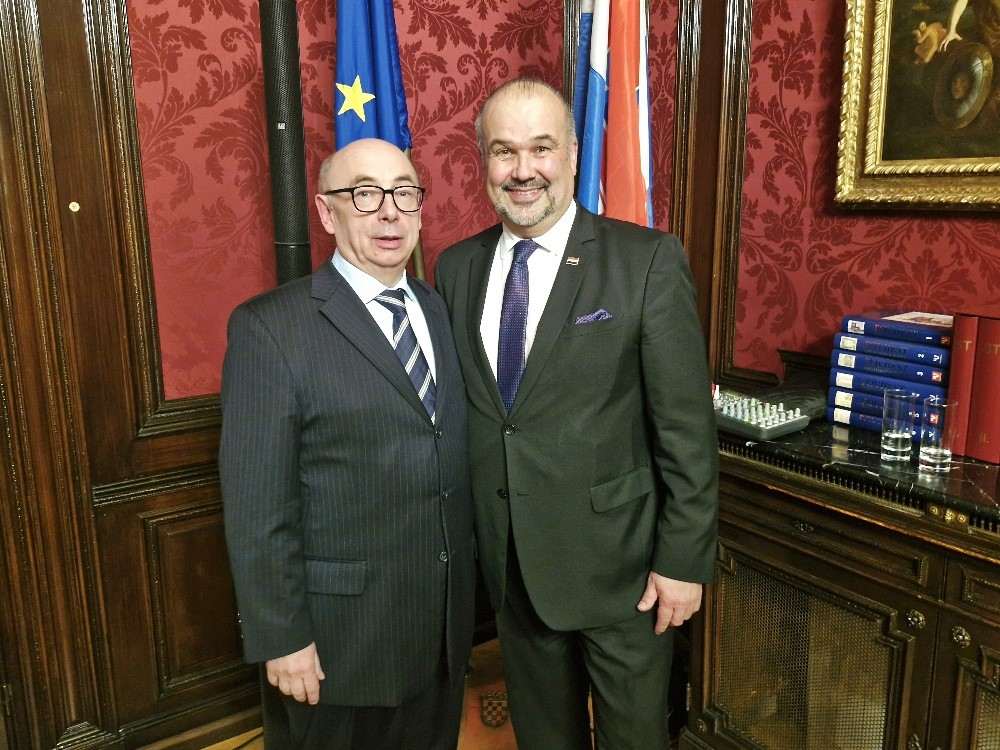 BOŽIĆNI DOMJENAK: U Veleposlanstvu RH u Beču Christiana Uikiza glazbenim božićnim putovanjem svijetom raznježila publiku. Opunomoćeni ministar Kus svojim odlaskom Silvio Kus, (lijevo) s veleposlanikom Glunčićem