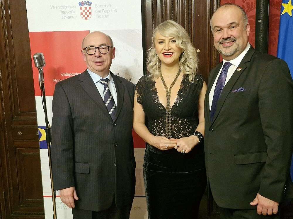 BOŽIĆNI DOMJENAK: U Veleposlanstvu RH u Beču Christiana Uikiza glazbenim božićnim putovanjem svijetom raznježila publiku. Opunomoćeni ministar Kus svojim odlaskom Kus-Uikiza-Glunčić