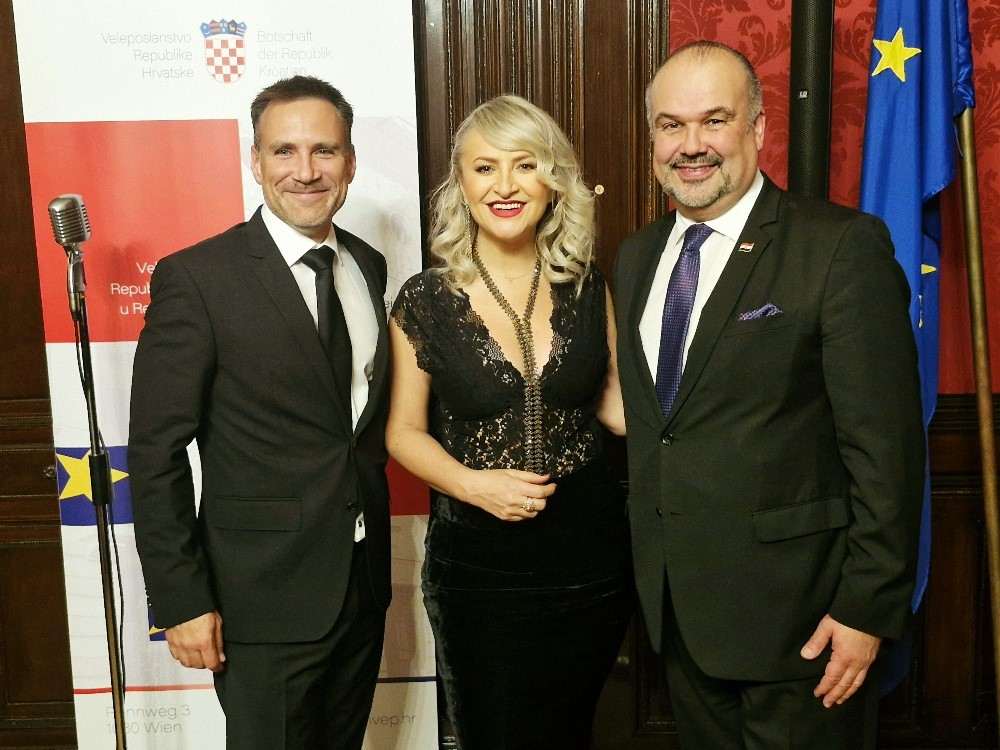 BOŽIĆNI DOMJENAK: U Veleposlanstvu RH u Beču Christiana Uikiza glazbenim božićnim putovanjem svijetom raznježila publiku. Opunomoćeni ministar Kus svojim odlaskom Pijanist Gaudriot, pjevačica Uikiza i veleposlanik Glunčić