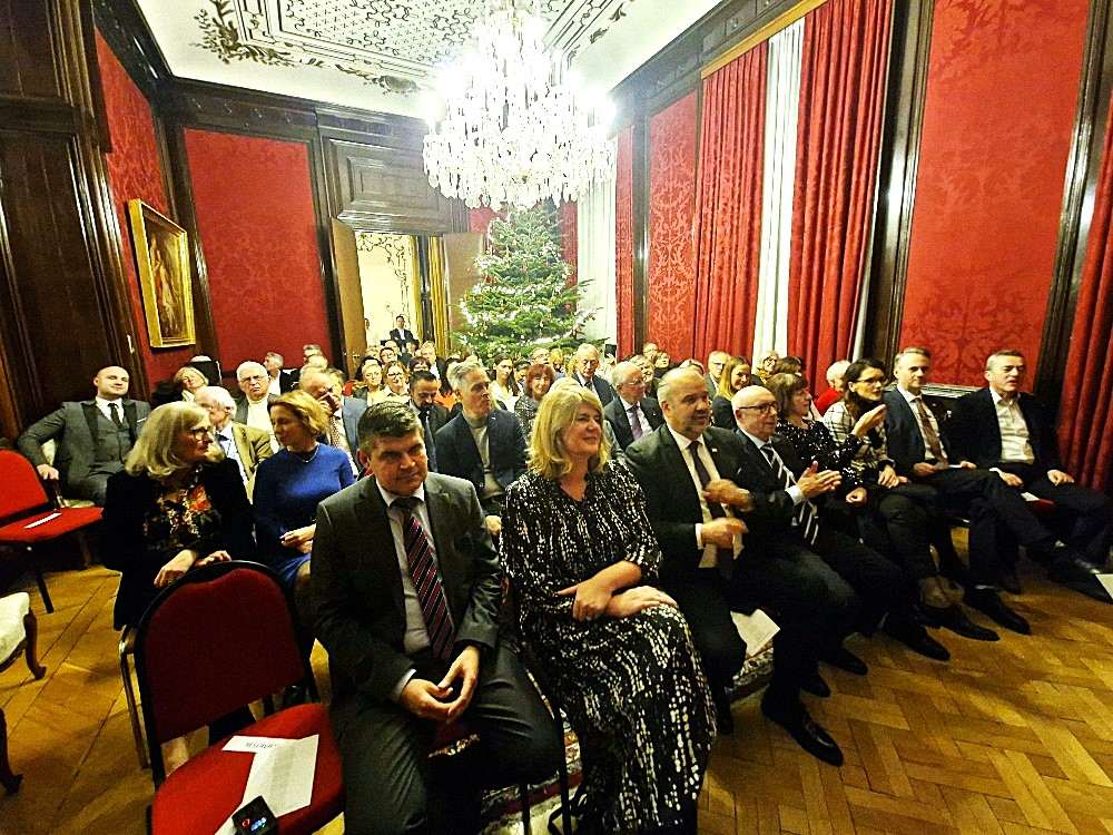 BOŽIĆNI DOMJENAK: U Veleposlanstvu RH u Beču Christiana Uikiza glazbenim božićnim putovanjem svijetom raznježila publiku. Opunomoćeni ministar Kus svojim odlaskom BOŽIĆNI DOMJENAK: U Veleposlanstvu RH u Beču Christiana Uikiza glazbenim božićnim putovanjem svijetom raznježila publiku. Opunomoćeni ministar Kus svojim odlaskom