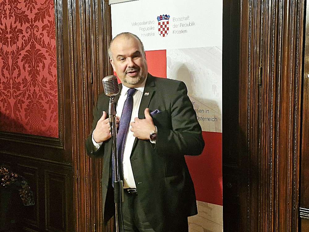 BOŽIĆNI DOMJENAK: U Veleposlanstvu RH u Beču Christiana Uikiza glazbenim božićnim putovanjem svijetom raznježila publiku. Opunomoćeni ministar Kus svojim odlaskom Veleposlanik Glunčić