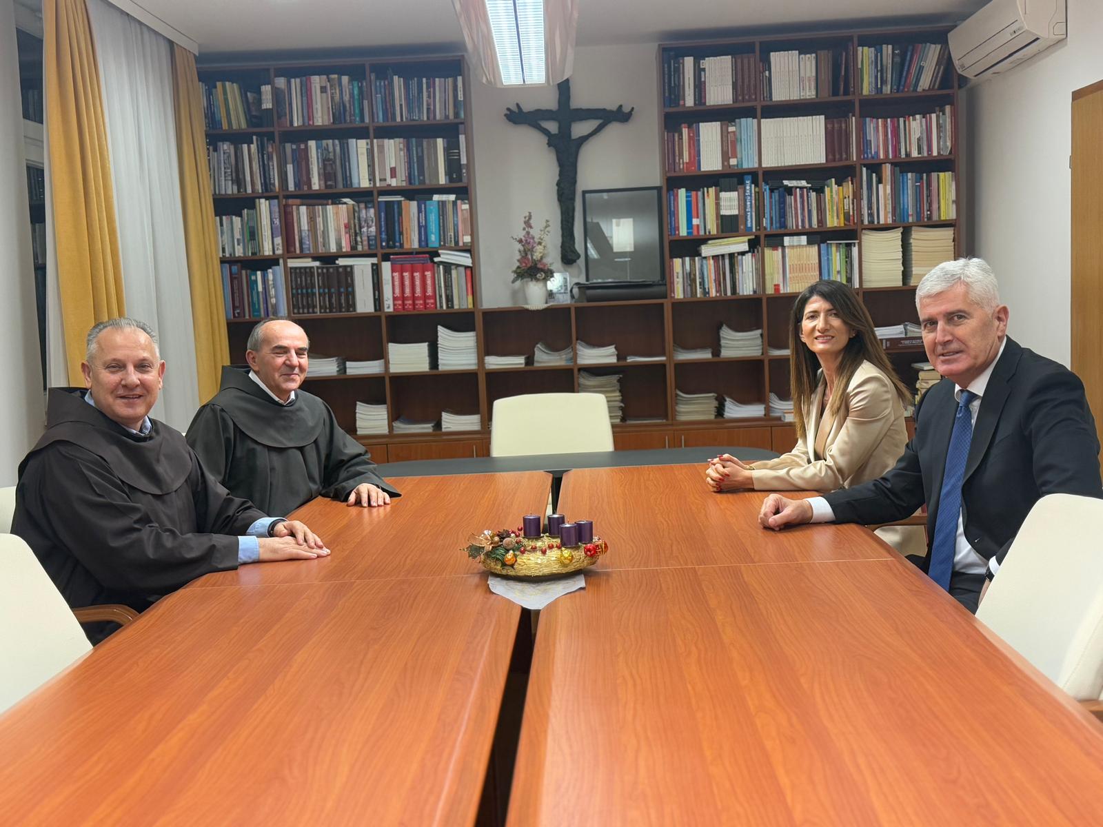 PREDSJEDNIK ČOVIĆ I ZASTUPNICA FILIPOVIĆ SUSRELI SE S PROVINCIJALOM FRANJEVAČKE PROVINCIJE BOSNE SREBRENE FRA DADIĆEM: Istaknuta uloga franjevaca u očuvanju identiteta Hrvata u BiH Sastanak s provincijalom Franjevačke provincije Bosne Srebrene fra Dadićem/ Foto: Ured za informiranje HNS-a