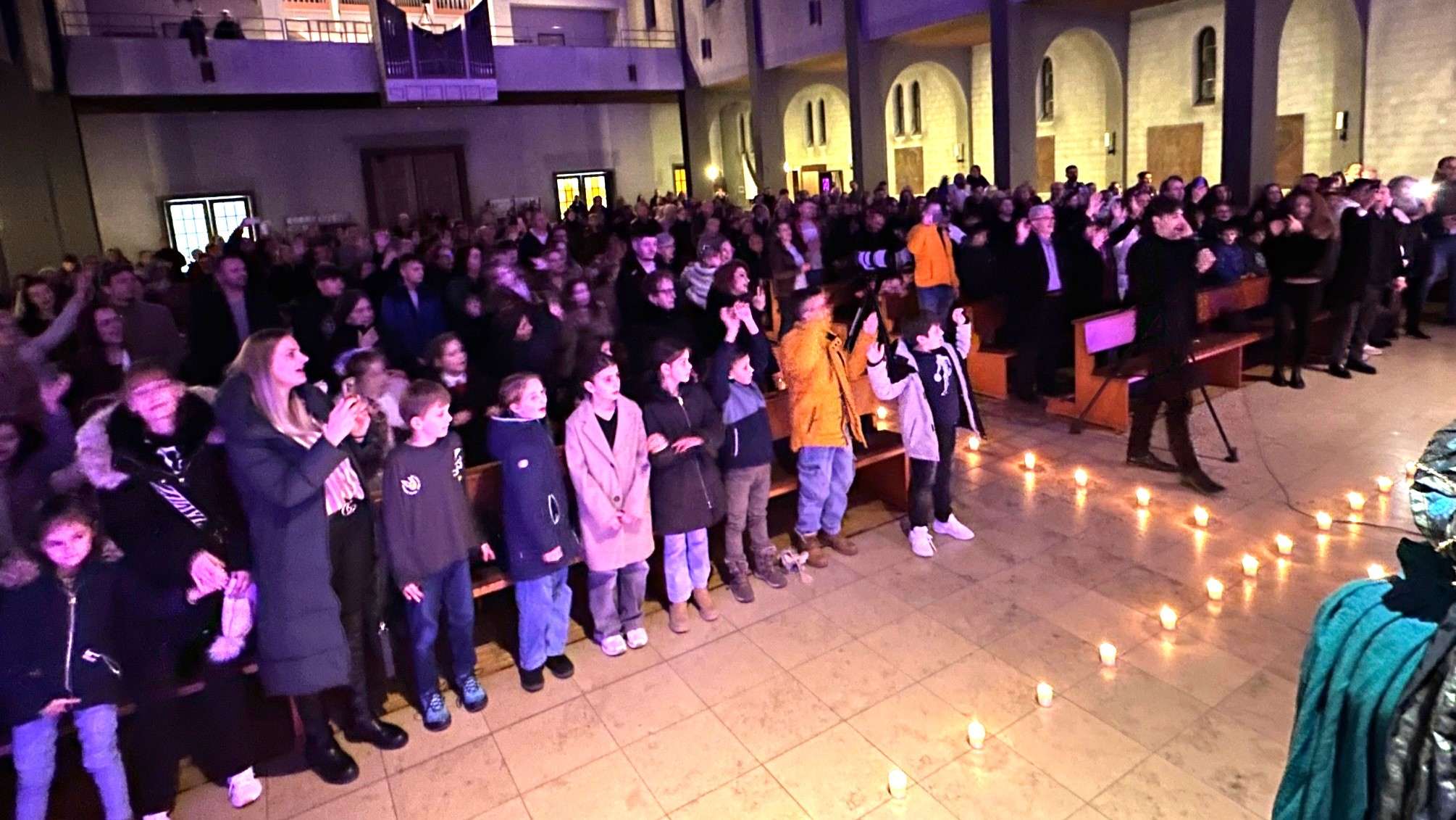 NA POZIV FRA IVANA GRUBIŠIĆA: Božićni koncert u Offenbachu/M sa Stijepom Gleđom Markosom i Maxom Hozićem polučio ogroman uspjeh NA POZIV FRA IVANA GRUBIŠIĆA: Božićni koncert u Offenbachu/M sa Stijepom Gleđom Markosom i Maxom Hozićem polučio ogroman uspjeh