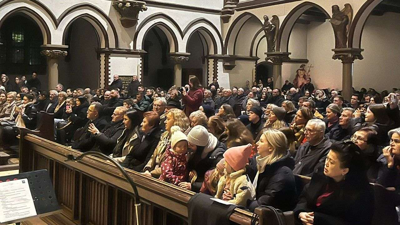 HKM BERLIN: Vrhunski glazbenici i zborovi te klapa Poverello i misijski folklor upriličili Božićni koncert za pamćenje HKM BERLIN: Vrhunski glazbenici i zborovi te klapa Poverello i misijski folklor upriličili Božićni koncert za pamćenje
