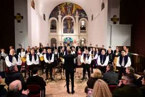 BOŽIĆNI KONCERT U BAZILICI ČUDOTVORNE GOSPE SINJSKE: Ansambl LADO priredio najljepši božićni poklon u iščekivanja najradosnijeg katoličkog blagdana Božića BOŽIĆNI KONCERT U BAZILICI ČUDOTVORNE GOSPE SINJSKE: Ansambl LADO priredio najljepši božićni poklon u iščekivanja najradosnijeg katoličkog blagdana Božića