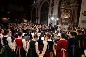 BOŽIĆNI KONCERT U BAZILICI ČUDOTVORNE GOSPE SINJSKE: Ansambl LADO priredio najljepši božićni poklon u iščekivanja najradosnijeg katoličkog blagdana Božića BOŽIĆNI KONCERT U BAZILICI ČUDOTVORNE GOSPE SINJSKE: Ansambl LADO priredio najljepši božićni poklon u iščekivanja najradosnijeg katoličkog blagdana Božića