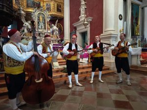 GOSTOVANJE GRADIŠĆANSKIH HRVATA: Predstavljene Putujuće panonska božićne jaslice u Dubrovniku