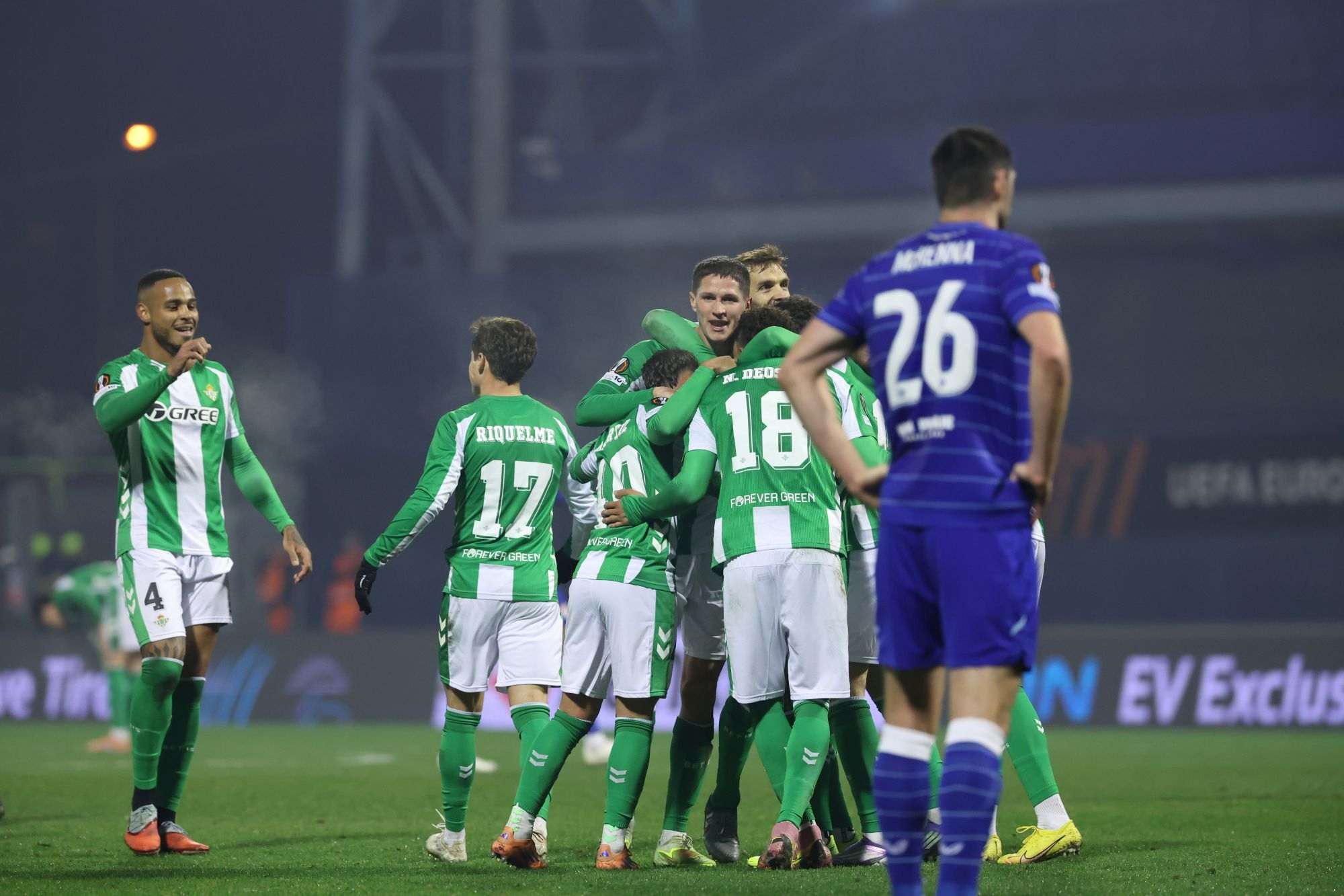 "DINAMO ĆE TRAŽITI POJAČANJA": Teško se bilo oporaviti nakon 3 primljena pogotka u 7 ili 8 min. u prvom poluvremenu Utakmica 6. kola Europske lige između GNK Dinama i Real Betisa/ Na slici igrači Real Betisa slave pogodak/ Foto: Hina