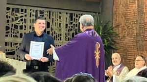 NAKON 33 GODINE SLUŽENJA: Don Mijo Blažanović ispraćen u mirovinu uz dvodnevno slavlje u Weinsbergu i Ellhofenu NAKON 33 GODINE SLUŽENJA: Don Mijo Blažanović ispraćen u mirovinu uz dvodnevno slavlje u Weinsbergu i Ellhofenu