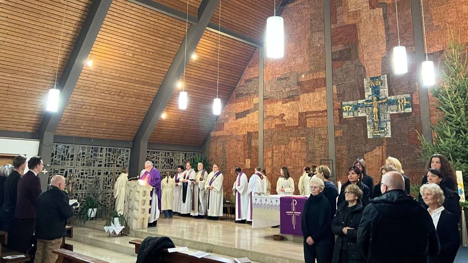 NAKON 33 GODINE SLUŽENJA: Don Mijo Blažanović ispraćen u mirovinu uz dvodnevno slavlje u Weinsbergu i Ellhofenu NAKON 33 GODINE SLUŽENJA: Don Mijo Blažanović ispraćen u mirovinu uz dvodnevno slavlje u Weinsbergu i Ellhofenu