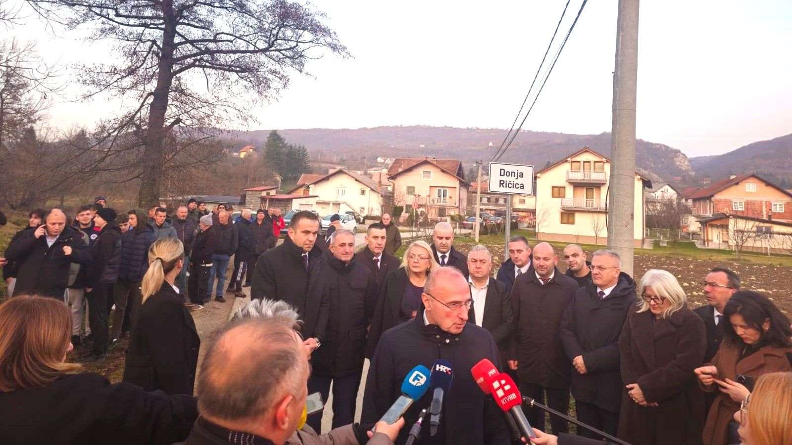 HRVATSKI MINISTAR U BiH: Gordan Grlić Radman posjetio Prisoje, Bugojno, Uskoplje i Sarajevo HRVATSKI MINISTAR U BiH: Gordan Grlić Radman posjetio Prisoje, Bugojno, Uskoplje i Sarajevo