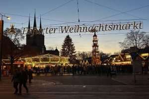 OČARAVAJUĆI ERFURT: Oko 200 drvenih kućica nude raznoliku ponudu, od tirinških kobasica do erfurtskog božićnog peciva