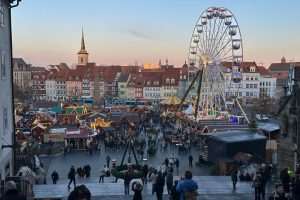 OČARAVAJUĆI ERFURT: Oko 200 drvenih kućica nude raznoliku ponudu, od tirinških kobasica do erfurtskog božićnog peciva