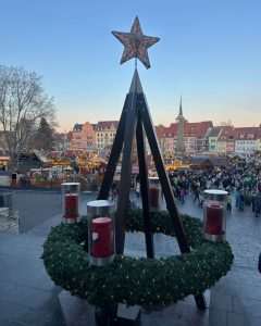 OČARAVAJUĆI ERFURT: Oko 200 drvenih kućica nude raznoliku ponudu, od tirinških kobasica do erfurtskog božićnog peciva