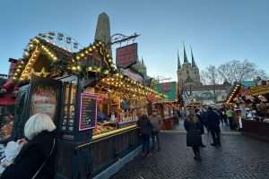 OČARAVAJUĆI ERFURT: Oko 200 drvenih kućica nude raznoliku ponudu, od tirinških kobasica do erfurtskog božićnog peciva