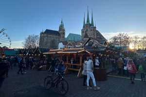 OČARAVAJUĆI ERFURT: Oko 200 drvenih kućica nude raznoliku ponudu, od tirinških kobasica do erfurtskog božićnog peciva