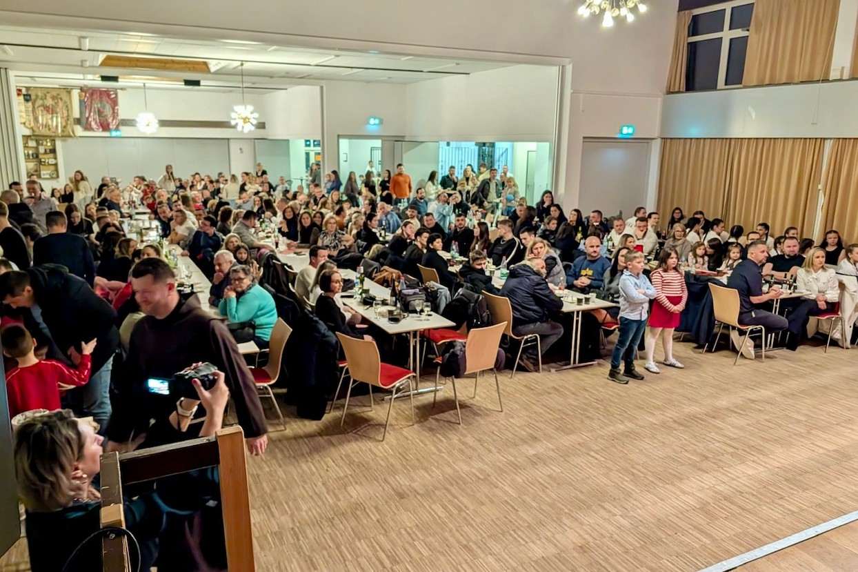 SVEČANO U GIEßENU I KLOPPENHEIMU: Bogat program proslave blagdana Sv. Nikole i darovi za djecu SVEČANO U GIEßENU I KLOPPENHEIMU: Bogat program proslave blagdana Sv. Nikole i darovi za djecu