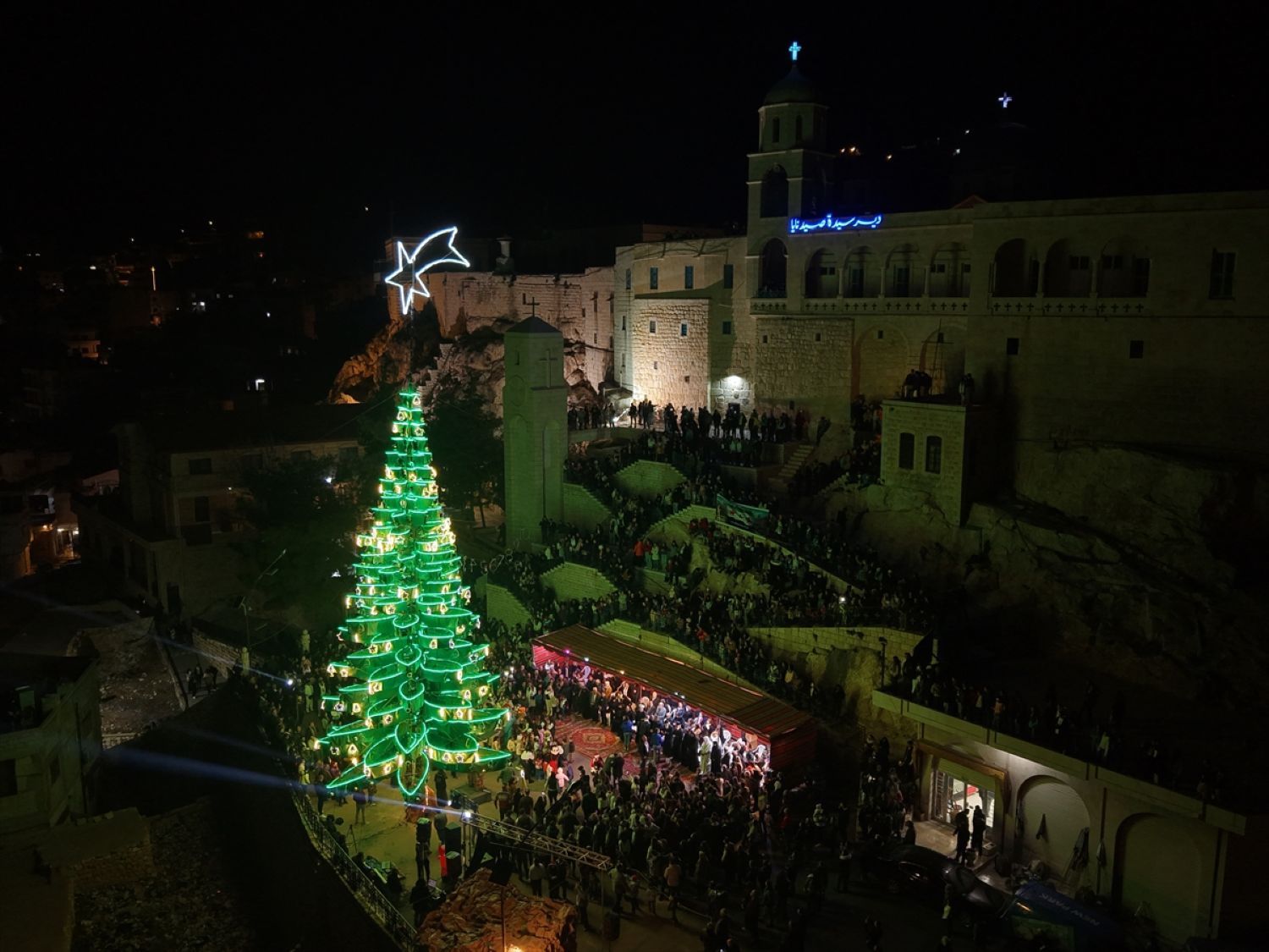 VELIKA BOŽIĆNA JELKA U DAMASKU: Preostali sirijski kršćani s radošću se pripremaju za Božić i Novu godinu  