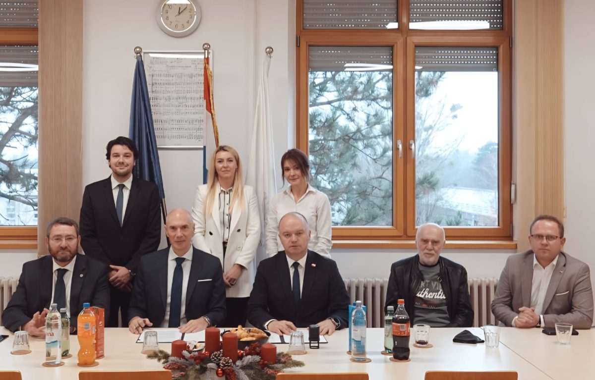 Potpisivanje ugovora/ Foto: Ministarstvo demografije i useljeništva