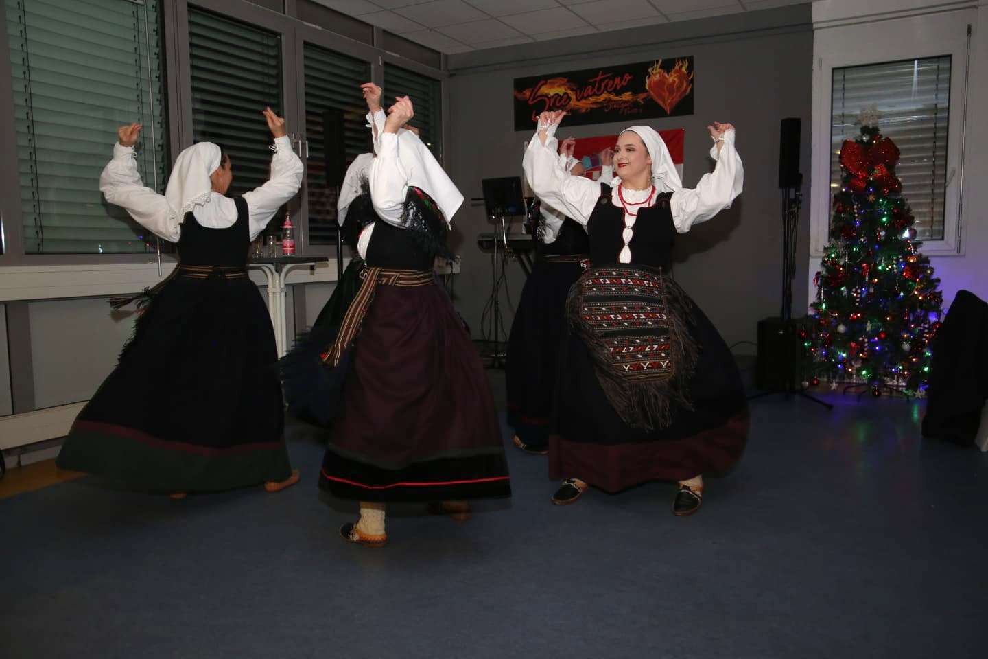 SV. NIKOLA RAZVESELIO MALIŠANE U STUTTGARTU: HKSU “Srce vatreno” svečano proslavila blagdan svetog Nikole! Svečano Nikolinje u Bad Cannstattu / Foto: Fenix (Željko Cindrić)