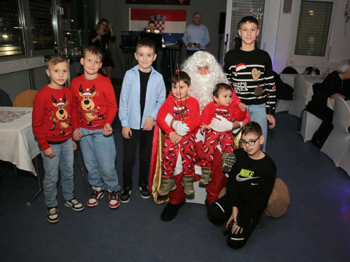 SV. NIKOLA RAZVESELIO MALIŠANE U STUTTGARTU: HKSU “Srce vatreno” svečano proslavila blagdan svetog Nikole! Svečano Nikolinje u Bad Cannstattu / Foto: Fenix (Željko Cindrić)