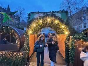 BOŽIĆNI SAJAM U „BOŽIĆNOM GRADU“: Mainz zasjao svečanim svjetlima sa posebnom ponudom - za 26 eura se dobije 7 kuhanih vina, jedan kuhani gin i dvije grickalice