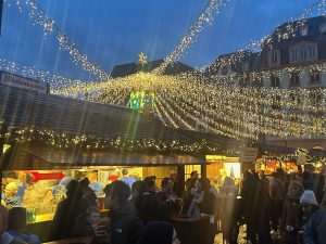 BOŽIĆNI SAJAM U „BOŽIĆNOM GRADU“: Mainz zasjao svečanim svjetlima sa posebnom ponudom - za 26 eura se dobije 7 kuhanih vina, jedan kuhani gin i dvije grickalice