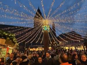 BOŽIĆNI SAJAM U „BOŽIĆNOM GRADU“: Mainz zasjao svečanim svjetlima sa posebnom ponudom - za 26 eura se dobije 7 kuhanih vina, jedan kuhani gin i dvije grickalice