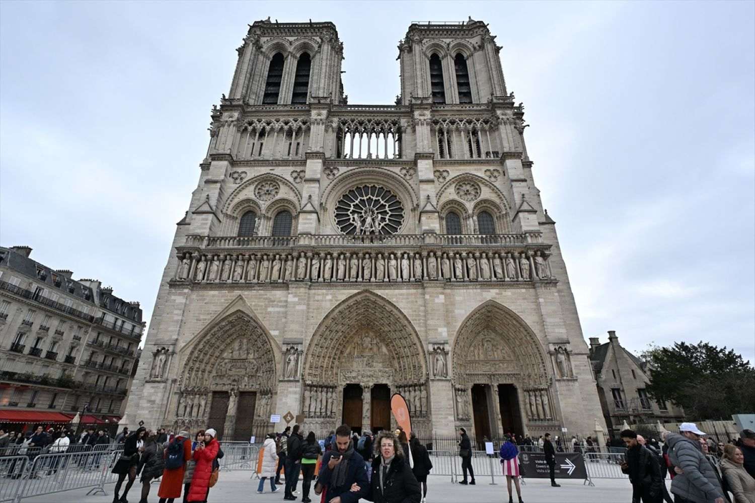 OKO 30.000 POSJETA DNEVNO: Parišku katedralu Notre-Dame od ponovnog otvaranja posjetilo 11 milijuna turista OKO 30.000 POSJETA DNEVNO: Parišku katedralu Notre-Dame od ponovnog otvaranja posjetilo 11 milijuna turista