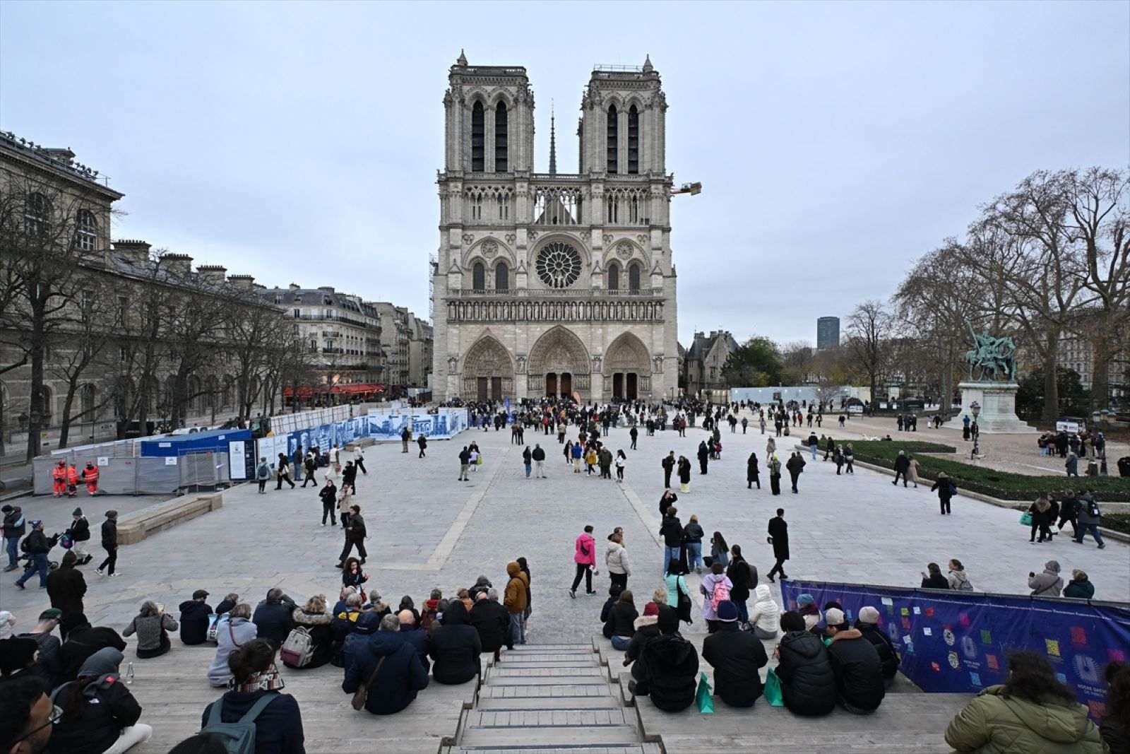 OKO 30.000 POSJETA DNEVNO: Parišku katedralu Notre-Dame od ponovnog otvaranja posjetilo 11 milijuna turista OKO 30.000 POSJETA DNEVNO: Parišku katedralu Notre-Dame od ponovnog otvaranja posjetilo 11 milijuna turista