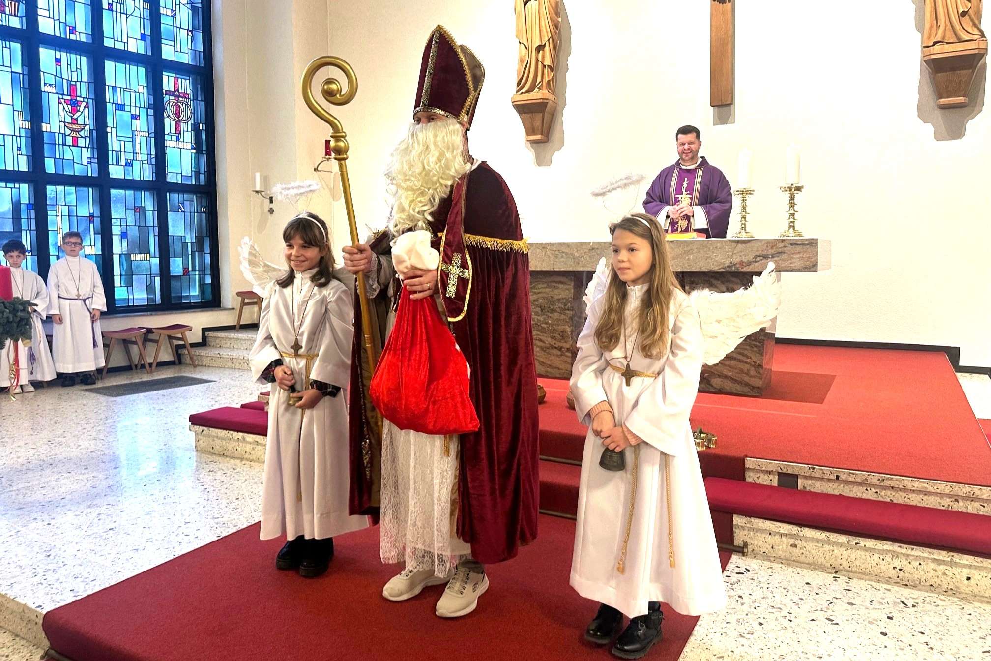 SVEČANO U GIEßENU I KLOPPENHEIMU: Bogat program proslave blagdana Sv. Nikole i darovi za djecu SVEČANO U GIEßENU I KLOPPENHEIMU: Bogat program proslave blagdana Sv. Nikole i darovi za djecu