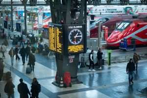 TALIJANSKI CRNI PETAK: Zaustavljeni mnogi vlakovi, zatvorene škole, štrajk i prosvjedi diljem Italije TALIJANSKI CRNI PETAK: Zaustavljeni mnogi vlakovi, zatvorene škole, štrajk i prosvjedi diljem Italije