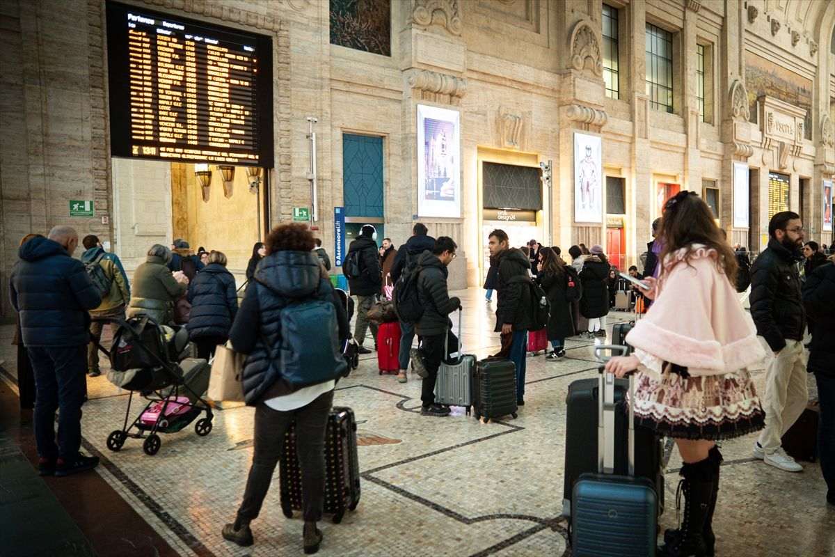 TALIJANSKI CRNI PETAK: Zaustavljeni mnogi vlakovi, zatvorene škole, štrajk i prosvjedi diljem Italije TALIJANSKI CRNI PETAK: Zaustavljeni mnogi vlakovi, zatvorene škole, štrajk i prosvjedi diljem Italije