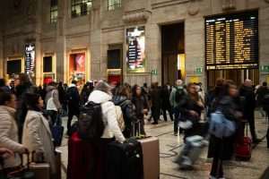 TALIJANSKI CRNI PETAK: Zaustavljeni mnogi vlakovi, zatvorene škole, štrajk i prosvjedi diljem Italije TALIJANSKI CRNI PETAK: Zaustavljeni mnogi vlakovi, zatvorene škole, štrajk i prosvjedi diljem Italije