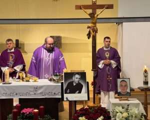 POKOPAN MIRKO PERKOVIĆ POKY: Tisuće ljudi na posljednjem ispraćaju popularnog hrvatskog pjevača na Buškom blatu  