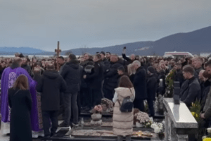 POKOPAN MIRKO PERKOVIĆ POKY: Tisuće ljudi na posljednjem ispraćaju popularnog hrvatskog pjevača na Buškom blatu  