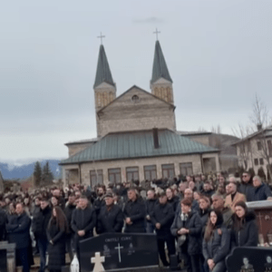 POKOPAN MIRKO PERKOVIĆ POKY: Tisuće ljudi na posljednjem ispraćaju popularnog hrvatskog pjevača na Buškom blatu  