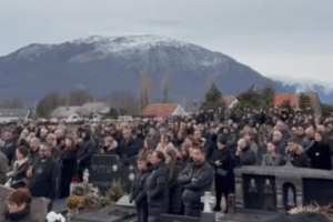 POKOPAN MIRKO PERKOVIĆ POKY: Tisuće ljudi na posljednjem ispraćaju popularnog hrvatskog pjevača na Buškom blatu  