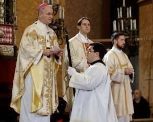 NADBISKUP KUTLEŠA SA MISE POLNOĆKE U ZAGREBU: Iz ruševina može niknuti nada, iz tame svjetlo, a iz poniznosti spasenje