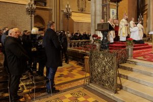 NADBISKUP KUTLEŠA SA MISE POLNOĆKE U ZAGREBU: Iz ruševina može niknuti nada, iz tame svjetlo, a iz poniznosti spasenje