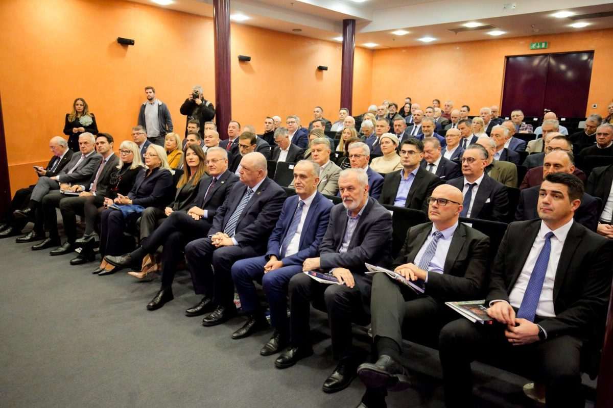 ZAGREB: Čović predstavio zbornik 'Hrvati u daytonskoj BiH - stanje i budućnost'